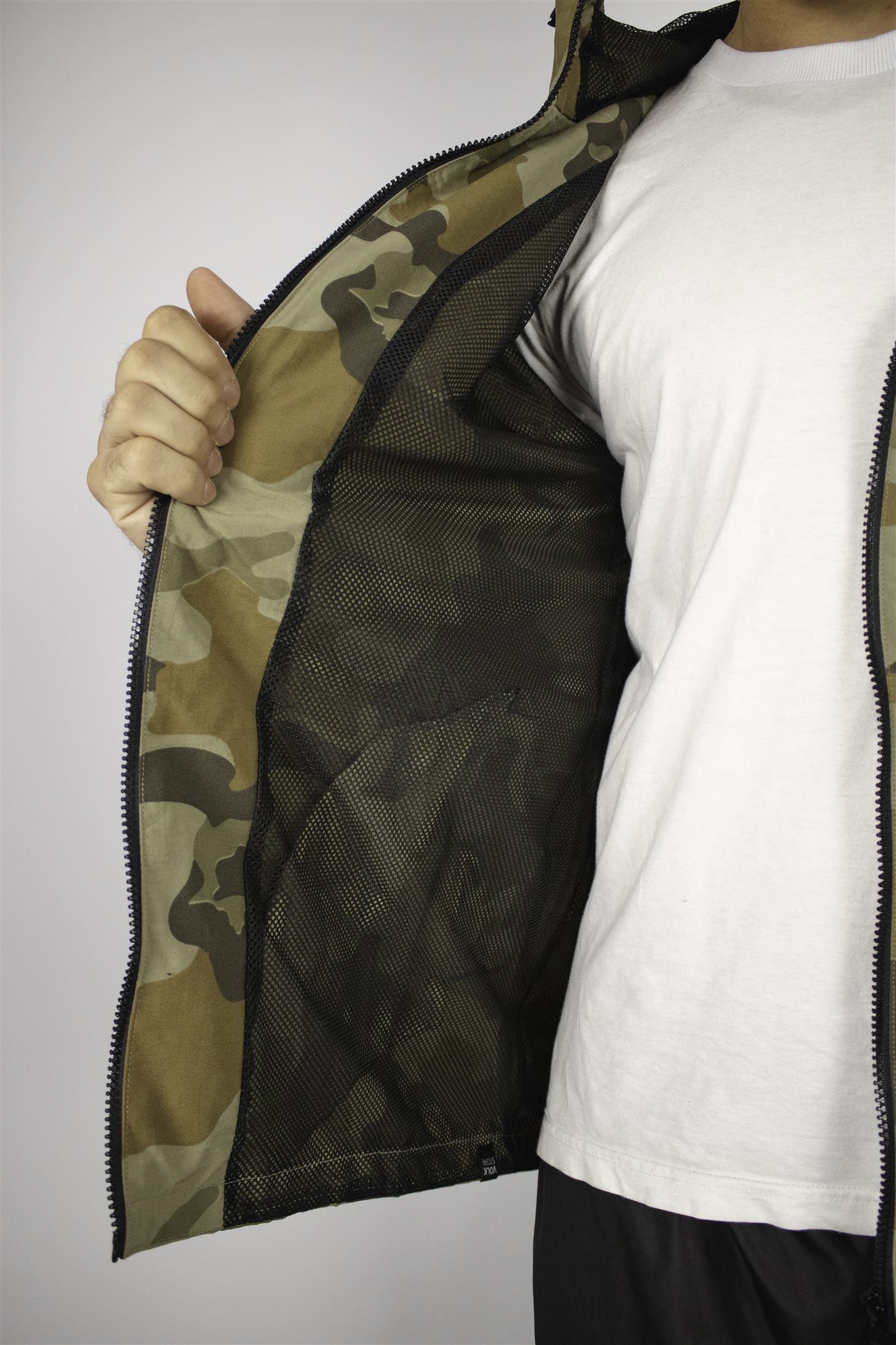 Corta vento camuflada com forro mesh ventilado